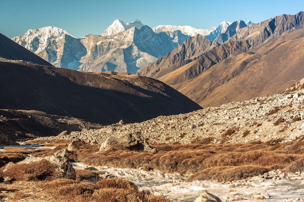 camino a trekking en la región de everest