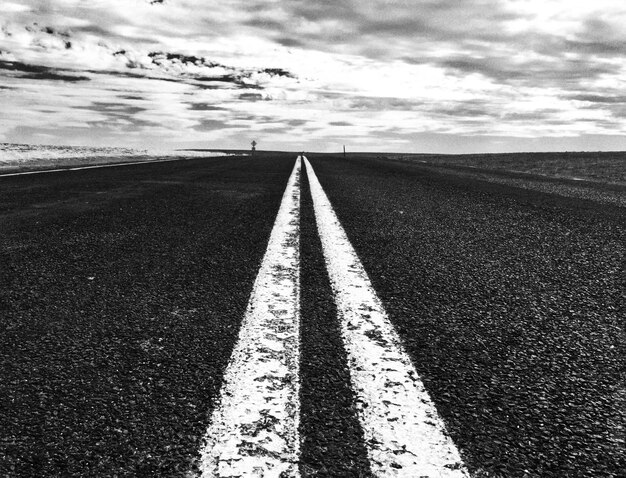 Foto camino vacío en el campo contra el cielo