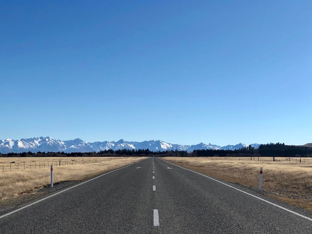 El camino vacío contra el cielo azul claro