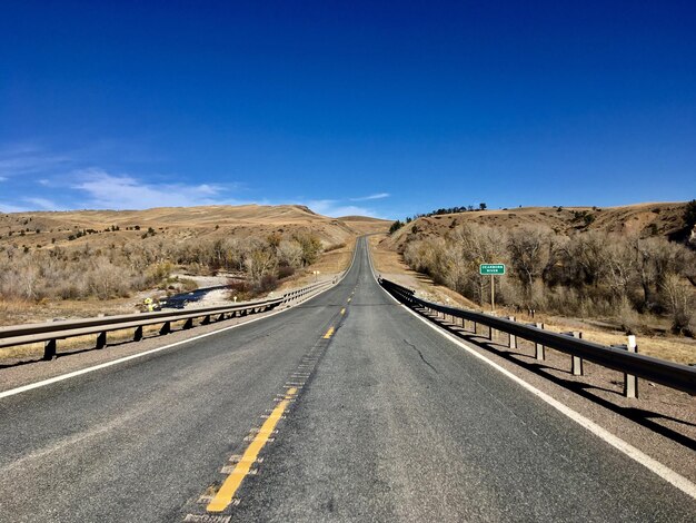 Camino vacío contra el cielo azul claro