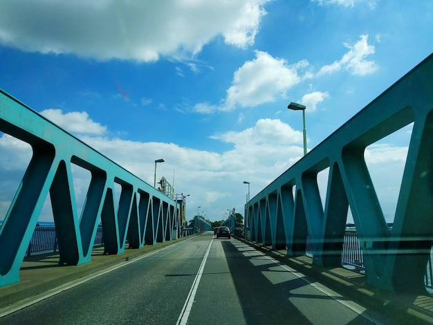 Camino vacío contra el cielo nublado