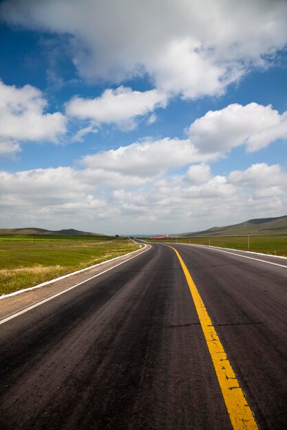 Foto camino vacío contra el cielo nublado