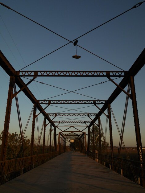 Foto camino vacío contra el cielo