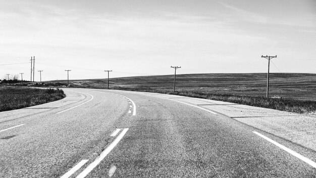 Camino vacío contra el cielo