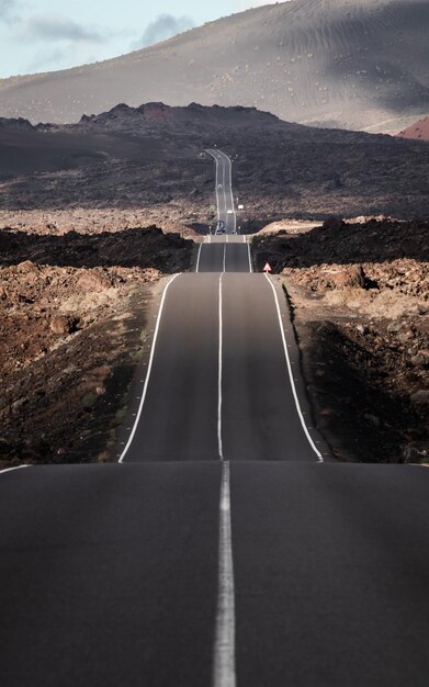 Camino vacío contra el cielo