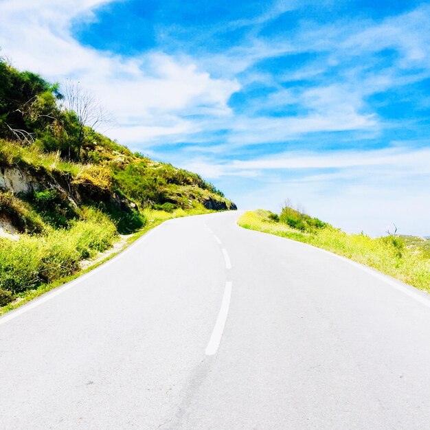 Foto camino vacío contra el cielo