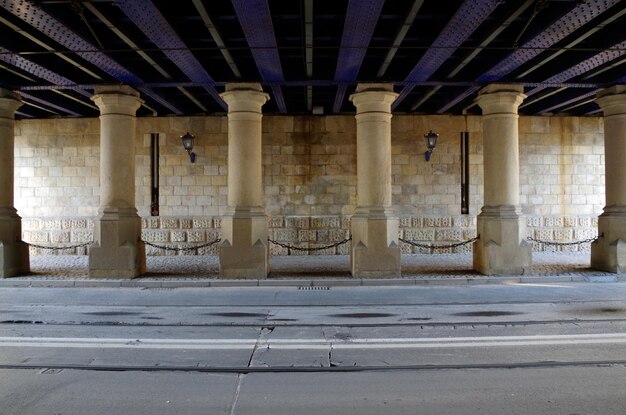 Foto camino vacío debajo del puente.