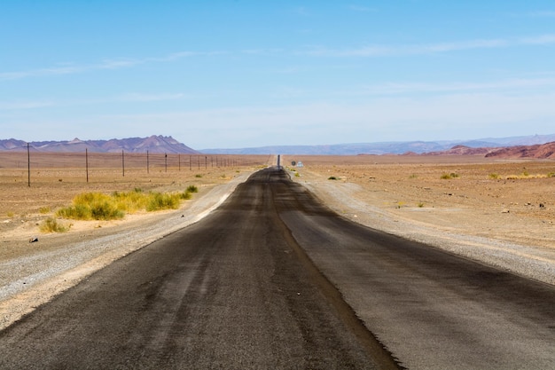 Camino vacío en el desierto contra el cielo