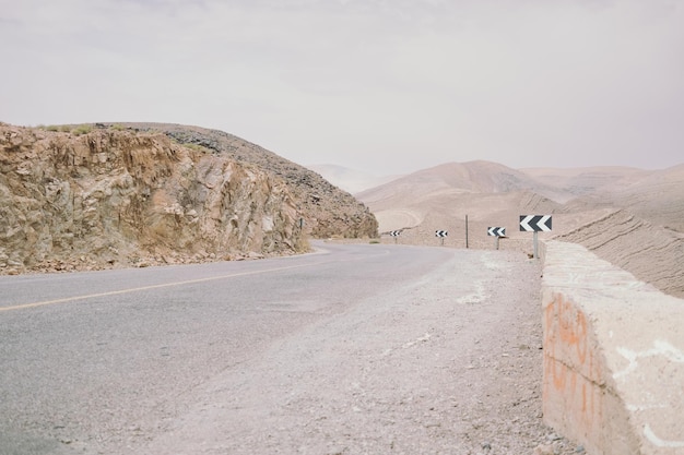 Camino vacío en el desierto de roca africano