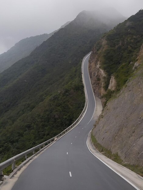 Camino vacío en la ladera de la montaña