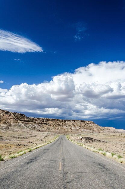 Foto camino vacío a lo largo del paisaje rural