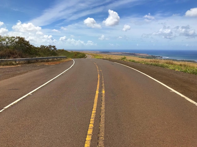 Foto camino vacío a lo largo del paisaje rural