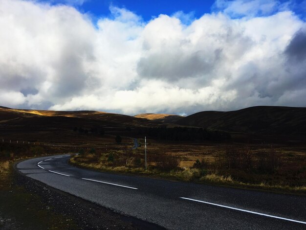 Foto camino vacío a lo largo del paisaje rural