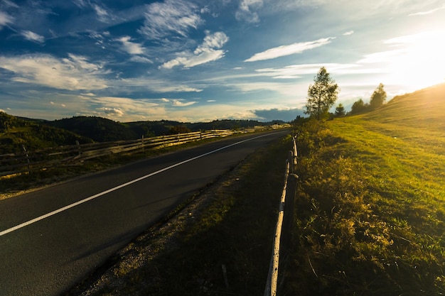 Foto camino vacío a lo largo del paisaje rural