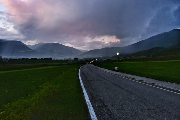 Camino vacío a lo largo del paisaje rural