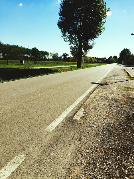 Camino vacío a lo largo del paisaje