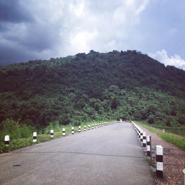 Foto camino vacío por la montaña contra el cielo