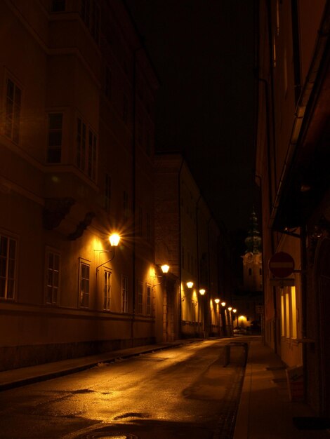 Foto camino vacío por la noche