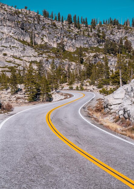 Foto un camino vacío que conduce a las montañas.