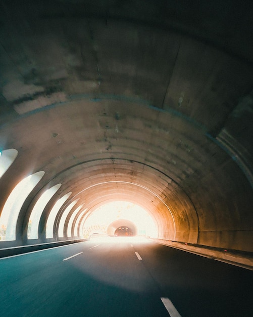 Foto camino vacío en el túnel