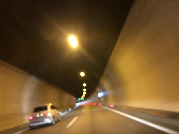 Foto camino vacío en el túnel