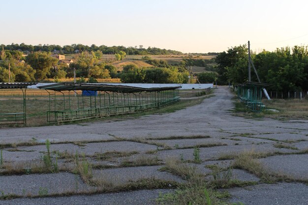 Un camino con valla y césped.