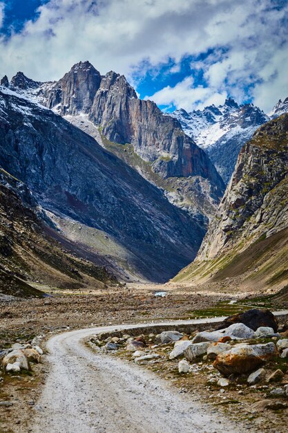 Camino en el valle de Lahaul, India