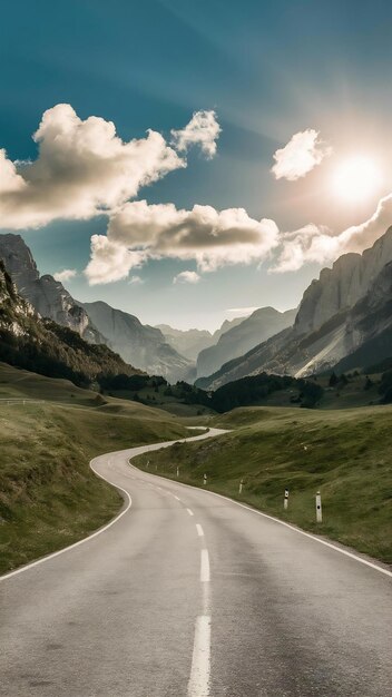 Foto camino en el valle de la montaña en una mañana soleada en los dolomitas de italia