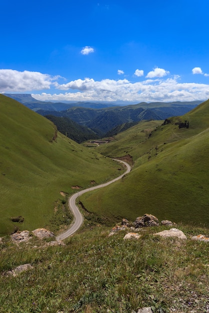 Camino en un valle de montaña