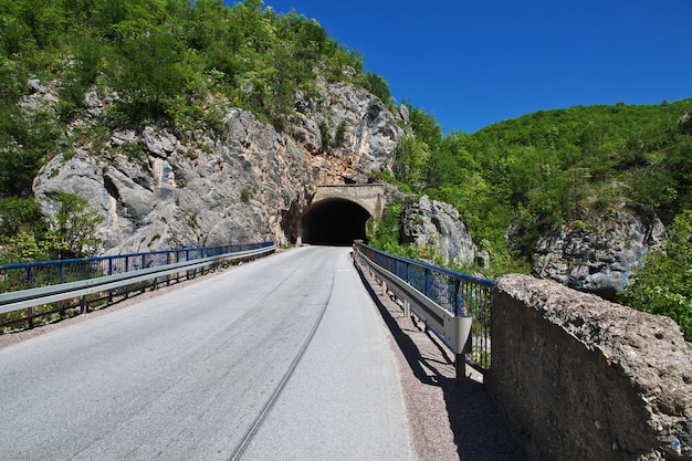 El camino en las verdes montañas de Bosnia y Herzegovina