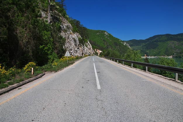 El camino en las verdes montañas de Bosnia y Herzegovina