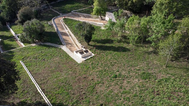 Caminos y aceras en un parque en portugal césped cortado en un día soleado en primavera