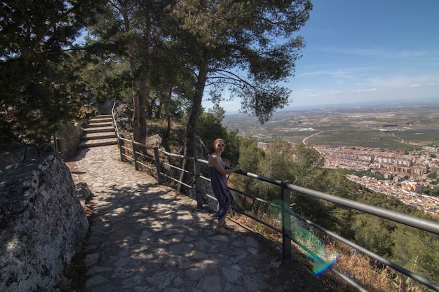 Caminos alrededor del castillo de Santa Catalina en Jaén España Magníficas vistas en la cima de la colina