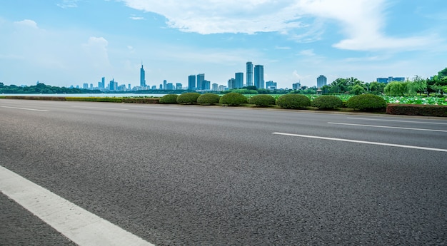 Caminos y horizonte de la ciudad en la distancia