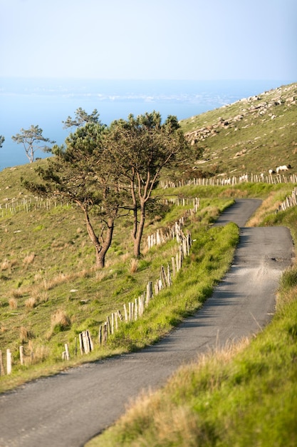 Caminos por el monte Jaizkibel junto a la costa del País Vasco