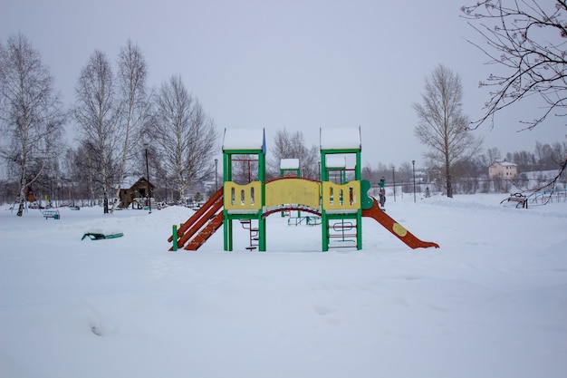 Caminos en el Parque de invierno. Banco, Zona de juegos para niños.