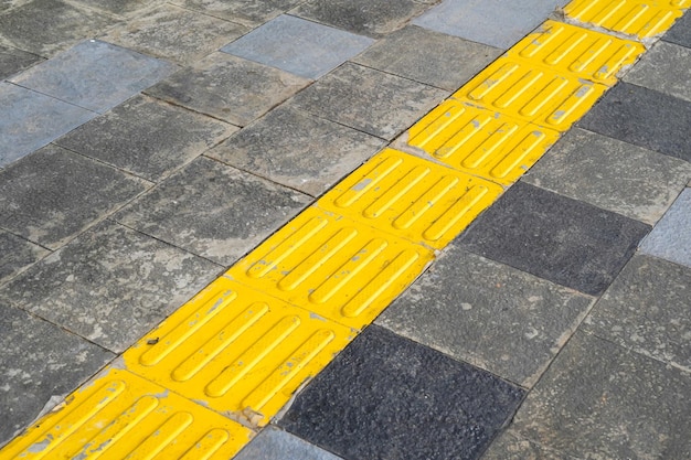 Caminos peatonales, bloque Braille en pavimentación táctil para discapacitados ciegos en caminos embaldosados