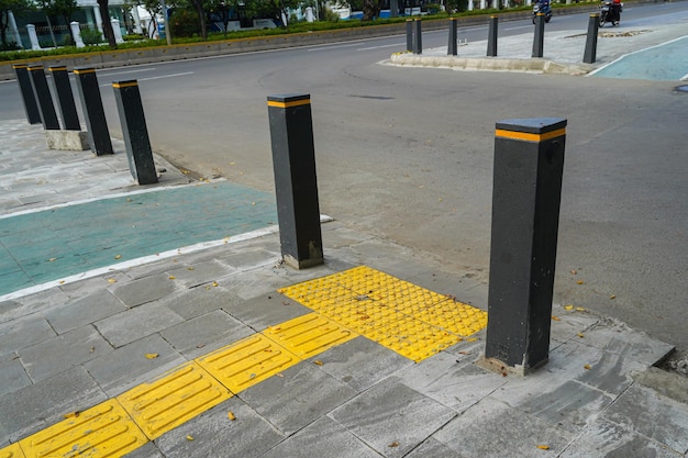 Caminos peatonales, bloque Braille en pavimentación táctil para discapacitados ciegos en caminos embaldosados