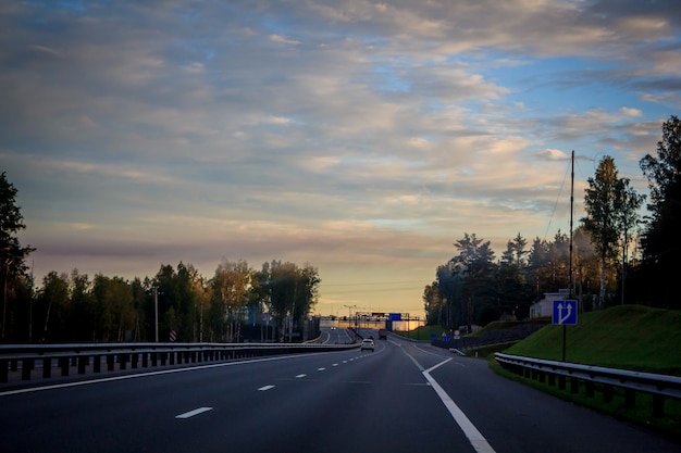 Caminos rusos en carelia. Viajar por carretera. Carretera de asfalto. Camino liso