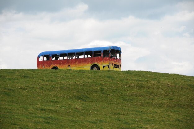 Camion abandonado en el campo contra el cielo