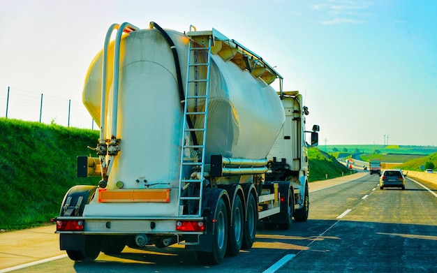 Camión con almacenamiento de líquido o aceite en carretera o autopista de Chequia. Camión con cisterna de servicio en labores de logística. Cisterna semirremolque. Unidad de coche de carga. Entrega de carga. Industria del transporte de exportación