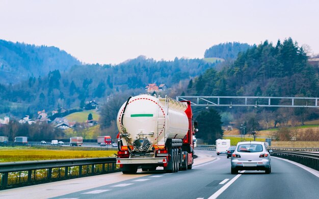 Camión con almacenamiento de líquido o aceite en carretera o autopista de Eslovenia. Camión con cisterna de servicio en labores de logística. Cisterna semirremolque. Unidad de coche de carga. Entrega de carga. Industria del transporte de exportación