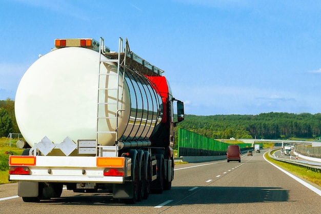 Camión con almacenamiento de líquido o aceite en carretera o autopista de Polonia. Camión con cisterna de servicio en labores de logística. Cisterna semirremolque. Unidad de coche de carga. Entrega de carga. Industria del transporte de exportación