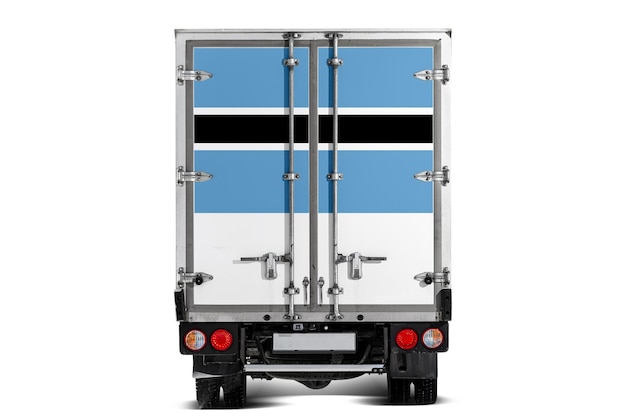 Un camión con la bandera nacional de Botswana representada en la puerta trasera conduce contra un fondo blanco Concepto de transporte de exportación e importación entrega nacional de mercancías