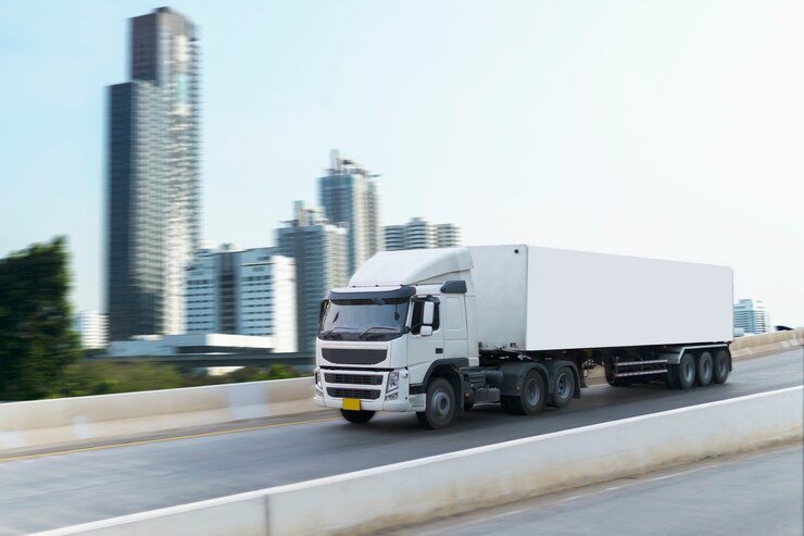 Camión blanco en el camino de la carretera contenedor, importación, exportación de transporte logístico en la autopista