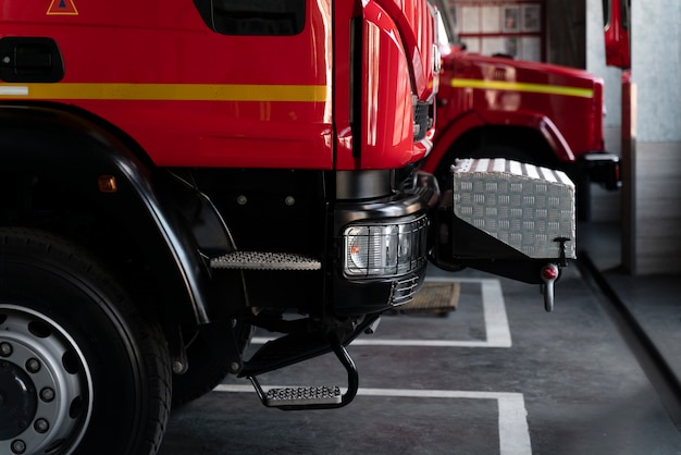 Camión de bomberos en el garaje listo para la acción.