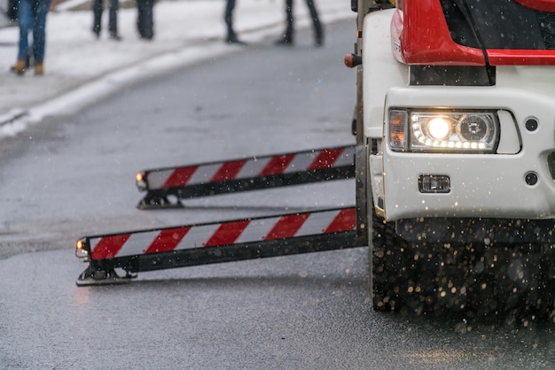 Camión de bomberos en el primer plano de la carretera