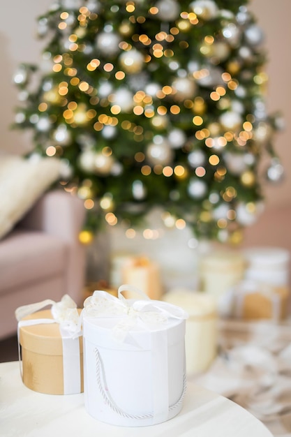 Camión de caja de regalo de navidad sobre fondo festivo