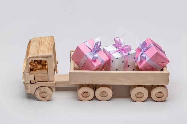 Camión con cajas de regalos