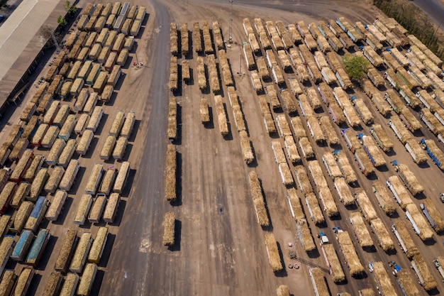 Camión de caña de azúcar en espera de carga en la industria azucarera industria de importación y exportación de azúcar en Tailandia